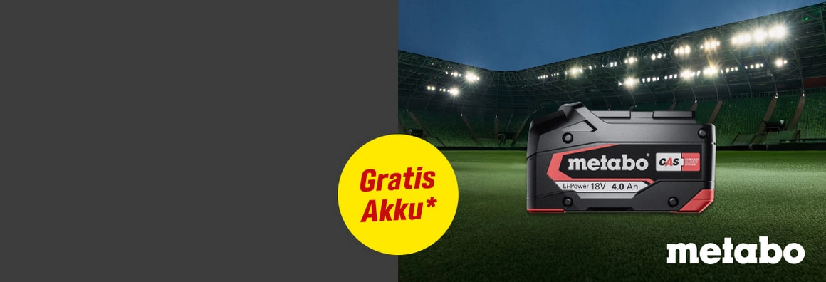 Gratis Akku* Ein Werkzeug-Akku liegt auf dem Rasen eines leeren, beleuchteten Stadions.